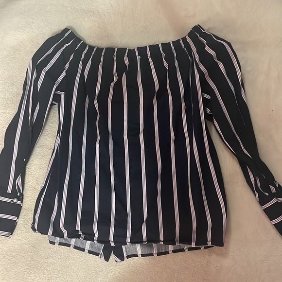 Cute off the shoulder long sleeve top with pearl buttons. - Picture 3 of 3